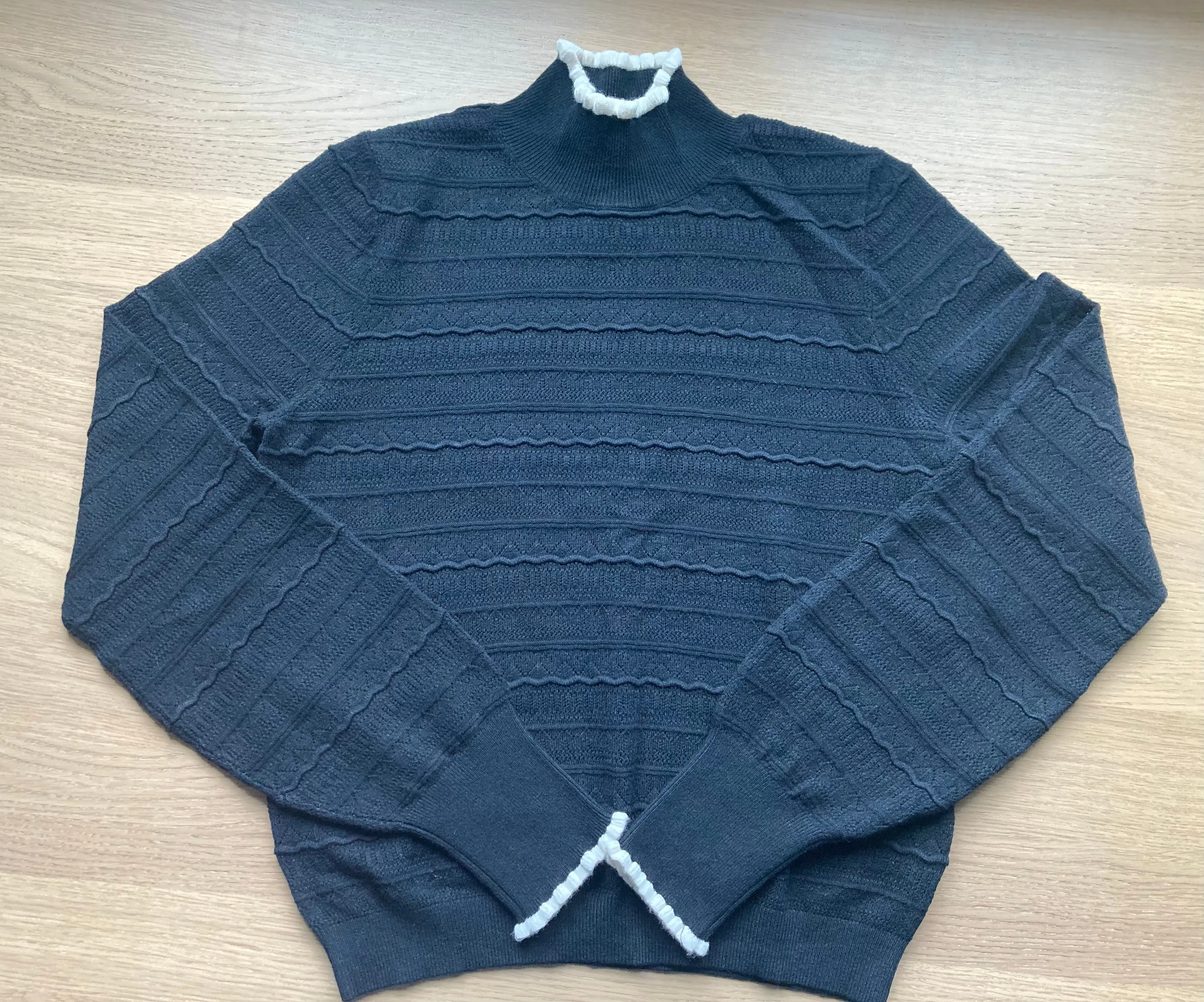 Black Light Sweater by Simons, Size 12 , Kids 12 & 14 (large)